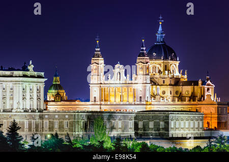 Madrid, Spanien-Skyline bei Santa Maria la Real De La Almudena-Kathedrale und dem Königspalast. Stockfoto