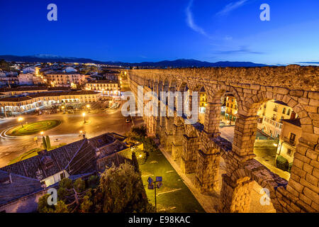 Segovia, Spanien auf das antike römische Aquädukt am Plaza del Azoguejo. Stockfoto