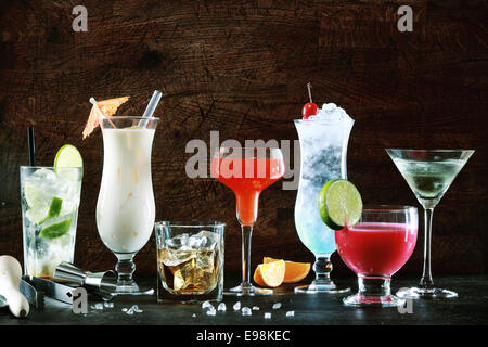 Auswahl an bunten festliche Weihnachten Getränke, alkoholische Getränke und Cocktails in eleganten Gläsern auf einem dunklen Hintergrund mit Exemplar Stockfoto