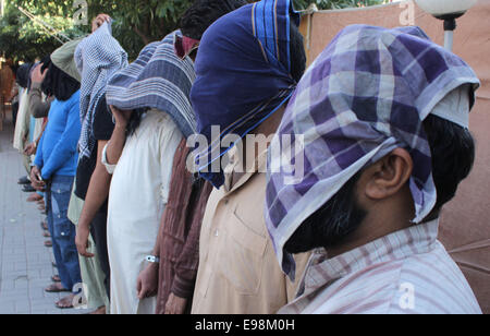 Lahore, Pakistan. 21. Oktober 2014. Pakistanischen Lahore der CIA-Polizei-Beamten sind Freilegung der 58 Gefangenen angeblich in verschiedenen Fälle von Raub, Entführung und Mord, und illegale Stellung von Schusswaffen im Rahmen einer Pressekonferenz bei Polizeilinien in Lahore statt. Bildnachweis: Rana Sajid Hussain/Pacific Press/Alamy Live-Nachrichten Stockfoto