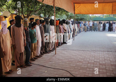 Lahore, Pakistan. 21. Oktober 2014. Pakistanischen Lahore der CIA-Polizei-Beamten sind Freilegung der 58 Gefangenen angeblich in verschiedenen Fälle von Raub, Entführung und Mord, und illegale Stellung von Schusswaffen im Rahmen einer Pressekonferenz bei Polizeilinien in Lahore statt. Bildnachweis: Rana Sajid Hussain/Pacific Press/Alamy Live-Nachrichten Stockfoto