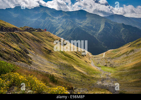 Transfagarasan Straßenkreuzung Fagaras-Gebirge über Capra-Tal im südlichen Karpaten (Transsilvanischen Alpen), Rumänien Stockfoto