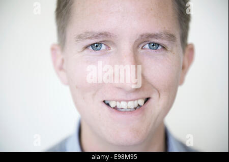 Schließen Sie oben von durchschnittlich mans Ruhe, lächelndes Gesicht genommen für ein Profil erschossen Stockfoto