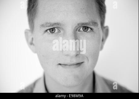 Schließen Sie oben von durchschnittlich mans Ruhe, lächelndes Gesicht genommen für ein Profil erschossen Stockfoto