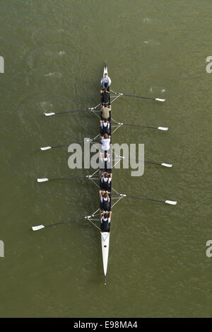 NOVI SAD, Serbien - 18. Oktober 2014: Eightr Männer Rudern auf Donau in Novi Sad auf den abgelegenen Traditionsregatta Wettbewerb. Stockfoto