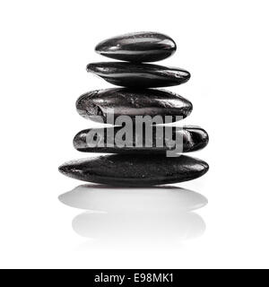 Eine Heftklammer Massage oder Zen Stones isoliert auf weiss für Wellness-Konzepte. Stockfoto