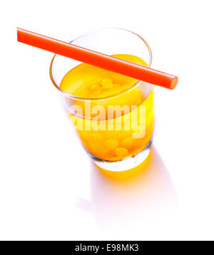 Bubble Tea mit einem roten Strohhalm mit Mango Bubbles isoliert auf weißem Hintergrund Stockfoto