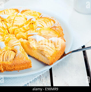 Closeup auf einem Spatel eingefügt unter ein Stück frisch gebackene Apfeltorte servierfertig Stockfoto