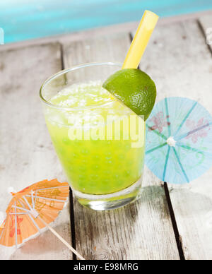 Zitrus Boba Tee mit Bubbles und zwei Papier-cocktail-Dach vor ein Schwimmbad Stockfoto