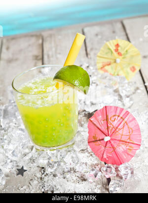Zitrusfrüchten aromatisierte Pearl Tea Erfrischung auf einer Terrasse vor dem Pazifischen Ozean Stockfoto