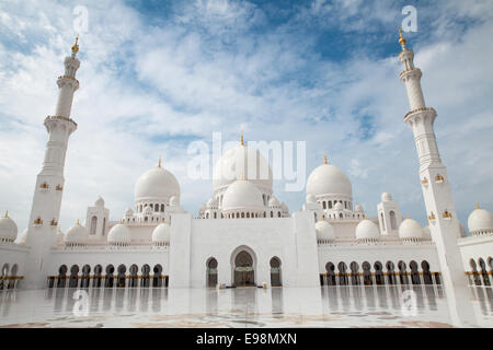 Sheikh Zayed Grand Moschee (Abu Dhabi, Vereinigte Arabische Emirate) Hauptplatz. Das Gebäude wurde nach Scheich Zayed, den Mann benannt, den Vereinigten Arabischen Emiraten am erstellt Stockfoto
