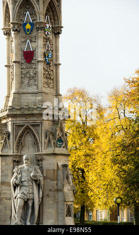 Banbury cross vor Herbst Bäume im Oktober. Oxfordshire, England Stockfoto