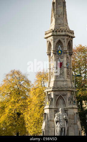 Banbury cross vor Herbst Bäume im Oktober. Oxfordshire, England Stockfoto