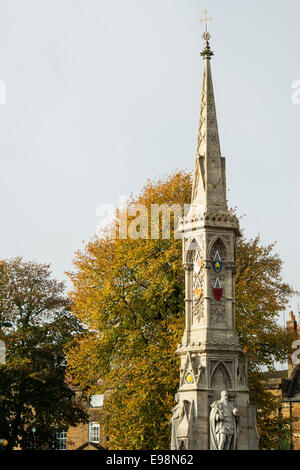 Banbury cross vor Herbst Bäume im Oktober. Oxfordshire, England Stockfoto