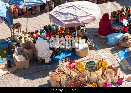 Traditionelles Handwerk und Korbflechten Stände auf dem Souk Markt innerhalb der alten Medina, Marrakesch, Marokko, Nordafrika Stockfoto