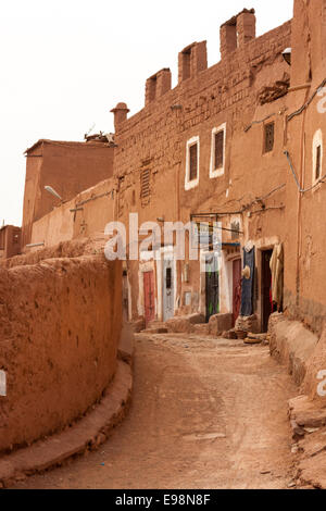 Lehmgebäude in der Stadt Ouarzazate, einem Reiseziel und UNESCO-Weltkulturerbe zwischen dem Hohen Atlas und der Sahara in Marokko Stockfoto