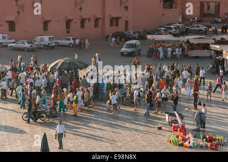 Masse auf einem Stall in Djemaa el-Fna, dem Hauptmarktplatz innerhalb des Quartals Medina in Marrakesch Stockfoto