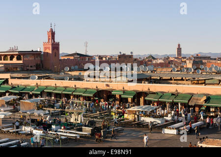 Djemaa el-Fna (auch Jamaa el Fna oder Djema el Fna), dem Hauptmarktplatz innerhalb des Quartals Medina in Marrakesch Stockfoto