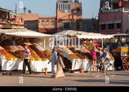 Frucht und Würze Stände auf dem Marktplatz Djemaa El-Fna in der Medina von Marrakesch, Marokko, Nordafrika Stockfoto
