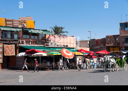 Markt Stände und Cafés am Rande der Jemaa el Fna Platz in Marrakesch, Marokko, Nordafrika Stockfoto