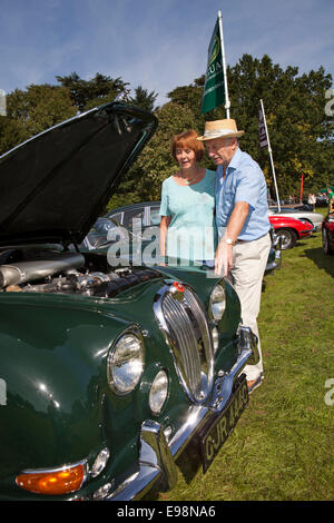 Warwick Castle, Warwickshire, England, UK paar Motor Jahrgang 1965 Jaguar 3.4 Liter S Art Autos zu betrachten Stockfoto