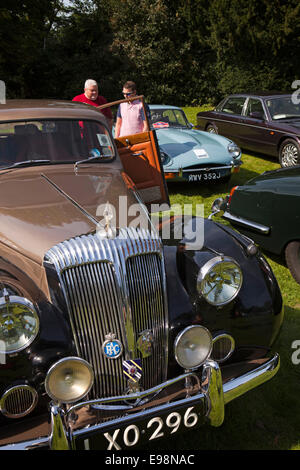 Großbritannien, England, Warwickshire, Warwick Castle, Besucher betrachten Vintage 1950er Jahre Daimler-Wagen mit AA und RAC-Abzeichen Stockfoto