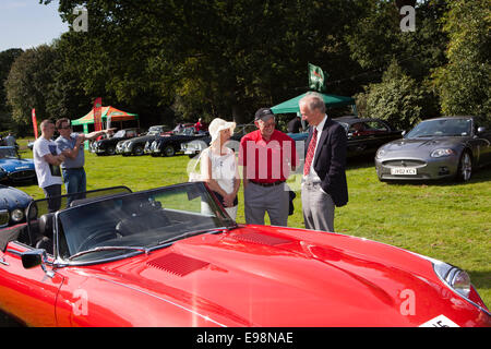 Großbritannien, England, Warwickshire, Warwick Castle, E Type Besitzer im Gespräch mit ehemaligen Jaguar-designer Stockfoto