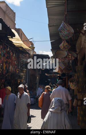 Traditionelles Handwerk und Korbflechten Stände auf dem Souk Markt innerhalb der alten Medina, Marrakesch, Marokko, Nordafrika Stockfoto