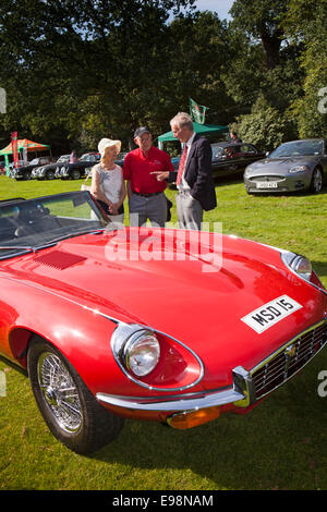 Großbritannien, England, Warwickshire, Warwick Castle, E Type Besitzer im Gespräch mit ehemaligen Jaguar-designer Stockfoto