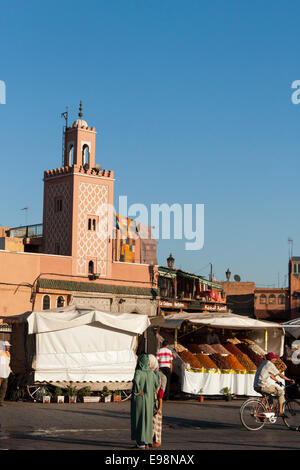 Frucht und Würze Stände am Rande der Marktplatz Djemma el-Fna in Marrakesch, Marokko, Nordafrika Stockfoto