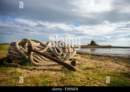 Heilige Island.Old Anker und gewickelte Seil mit Lindisfarne Schloss und Hafen im Hintergrund. Stockfoto