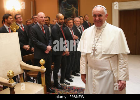 Vatikan-Stadt. 22. Oktober 2014. Papst Francis besucht eine Privataudienz mit dem Team des FC Bayern München in den Palast des Vatikans am 22. Oktober 2014 in Vatikanstadt, Vatikan. Bildnachweis: Kolvenbach/Alamy Live-Nachrichten Stockfoto