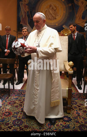 Vatikan-Stadt. 22. Oktober 2014. Papst Francis hält ein Geschenk des FC Bayern München während einer Privataudienz mit dem Team des FC Bayern München in den Palast des Vatikans am 22. Oktober 2014 in der Vatikanstadt, Vatikan. Bildnachweis: Kolvenbach/Alamy Live-Nachrichten Stockfoto