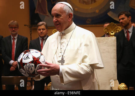 Vatikan-Stadt. 22. Oktober 2014. Papst Francis hält ein Geschenk des FC Bayern München während einer Privataudienz mit dem Team des FC Bayern München in den Palast des Vatikans am 22. Oktober 2014 in der Vatikanstadt, Vatikan. Bildnachweis: Kolvenbach/Alamy Live-Nachrichten Stockfoto