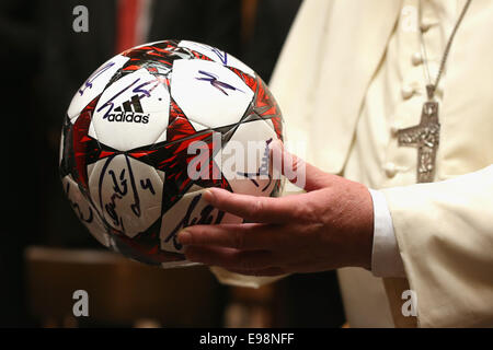 Vatikan-Stadt. 22. Oktober 2014. Papst Francis hält ein Geschenk des FC Bayern München während einer Privataudienz mit dem Team des FC Bayern München in den Palast des Vatikans am 22. Oktober 2014 in der Vatikanstadt, Vatikan. Bildnachweis: Kolvenbach/Alamy Live-Nachrichten Stockfoto