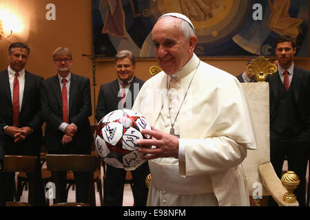 Vatikanstadt. 22. Oktober 2014. Papst Franziskus hält am 22. Oktober 2014 in Vatikanstadt, Vatikan, einen vom FC Bayern München geschenkten Champions-League-Ball bei einer privaten Audienz mit dem Team des FC Bayern München im Palast des Vatikans. Quelle: kolvenbach/Alamy Live News Stockfoto