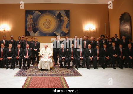 Vatikan-Stadt. 22. Oktober 2014. Papst Francis besucht eine Privataudienz das Team des FC Bayern München den Palast des Vatikans am 22. Oktober 2014 in Vatikanstadt, Vatikan. Bildnachweis: Kolvenbach/Alamy Live-Nachrichten Stockfoto