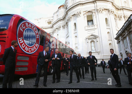 Vatikan-Stadt. 22. Oktober 2014. Das Team des FC Bayern München kommt für eine Privataudienz bei Papst Francis im Palast des Vatikans am 22. Oktober 2014 in der Vatikanstadt, Vatikan. Bildnachweis: Kolvenbach/Alamy Live-Nachrichten Stockfoto