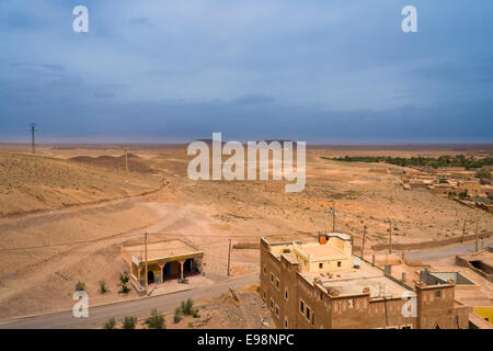 Blick vom südlichen Stadtrand von Ouarzazate in Richtung der Sahara Wüste in Marokko Stockfoto