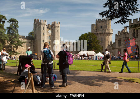 Großbritannien, England, Warwickshire, Warwick Castle, Besucher in den Innenhof Stockfoto