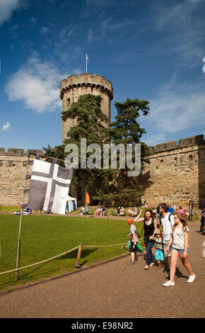 Großbritannien, England, Warwickshire, Warwick Castle, Besucher in den Innenhof Stockfoto