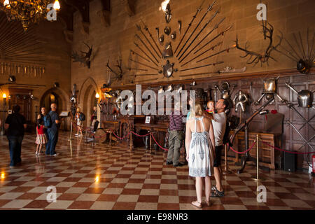 Großbritannien, England, Warwickshire, Warwick Castle, Besucher in der Aula Stockfoto