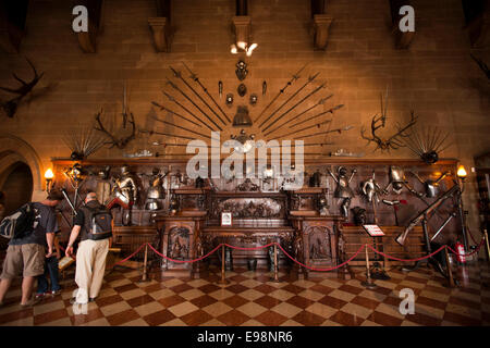 Großbritannien, England, Warwickshire, Warwick Castle, Aula Besucher betrachten das Kenilworth-Buffet Stockfoto