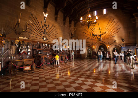 Großbritannien, England, Warwickshire, Warwick Castle, Besucher in der Aula Stockfoto