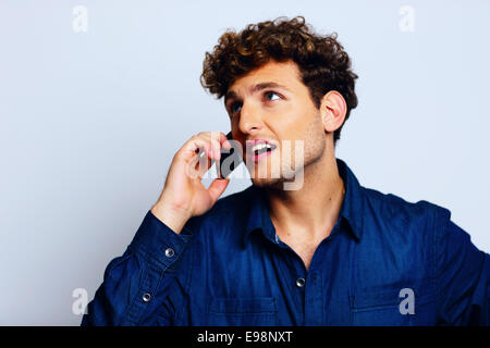 Telefonieren mit einem Handy und schockiert sucht Mann Stockfoto