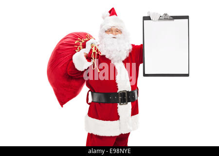 Santa Claus mit einem Klemmbrett und eine Tasche mit Geschenken isoliert auf weißem Hintergrund Stockfoto