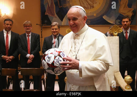 Vatikanstadt, Vatikan. 22. Oktober 2014. HANDOUT - Papst Francis hält ein Geschenk des FC Bayern Muenchen während einer Privataudienz mit dem Team des FC Bayern Muenchen in den Palast des Vatikans am 22. Oktober 2014 in der Vatikanstadt, Vatikan. Foto: HANDOUT/ALEXANDER man/FC BAYERN MUENCHEN/GETTY IMAGES/Dpa (; OBLIGATORISCHE CREDIT: Foto: ALEXANDER man/FC BAYERN MUENCHEN/GETTY IMAGES) / Dpa/Alamy Live News Stockfoto