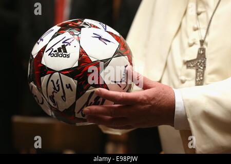 Vatikanstadt, Vatikan. 22. Oktober 2014. HANDOUT - Papst Francis hält ein Geschenk des FC Bayern Muenchen während einer Privataudienz mit dem Team des FC Bayern Muenchen in den Palast des Vatikans am 22. Oktober 2014 in der Vatikanstadt, Vatican.Photo: HANDOUT/ALEXANDER man/FC BAYERN MUENCHEN/GETTY IMAGES/Dpa (; OBLIGATORISCHE CREDIT: Foto: ALEXANDER man/FC BAYERN MUENCHEN/GETTY IMAGES) / Dpa/Alamy Live News Stockfoto