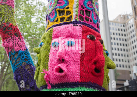 Gestrickte Street Art Garn Bombardierung Tree-Melbourne-Australien Stockfoto