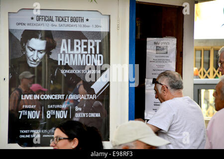 Gibraltar. 22. Oktober 2014. Warteschlangen außerhalb der Ticket-Kasse für die Albert Hammond-Konzert am 7. November 2014 gebildet. Das Konzert bereits in milden Streit eingehüllt hat nach einigen lokalen Medien und sozialen Medien Critcisms gegen die internationale Sänger/Komponist hervorgehoben angebliche Kommentare über seinen Geburtsort, als er zuerst in der internationalen Musikszene. Albert Hammond ist ein britischer Sänger, Songwriter und Produzent mit Sitz in der britischen Mittelmeer Gebiet von Gibraltar. Bildnachweis: Stephen Ignacio/Alamy Live-Nachrichten Stockfoto